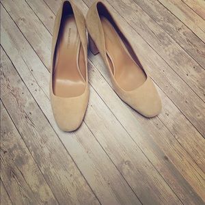 Banana republic cream suede pumps